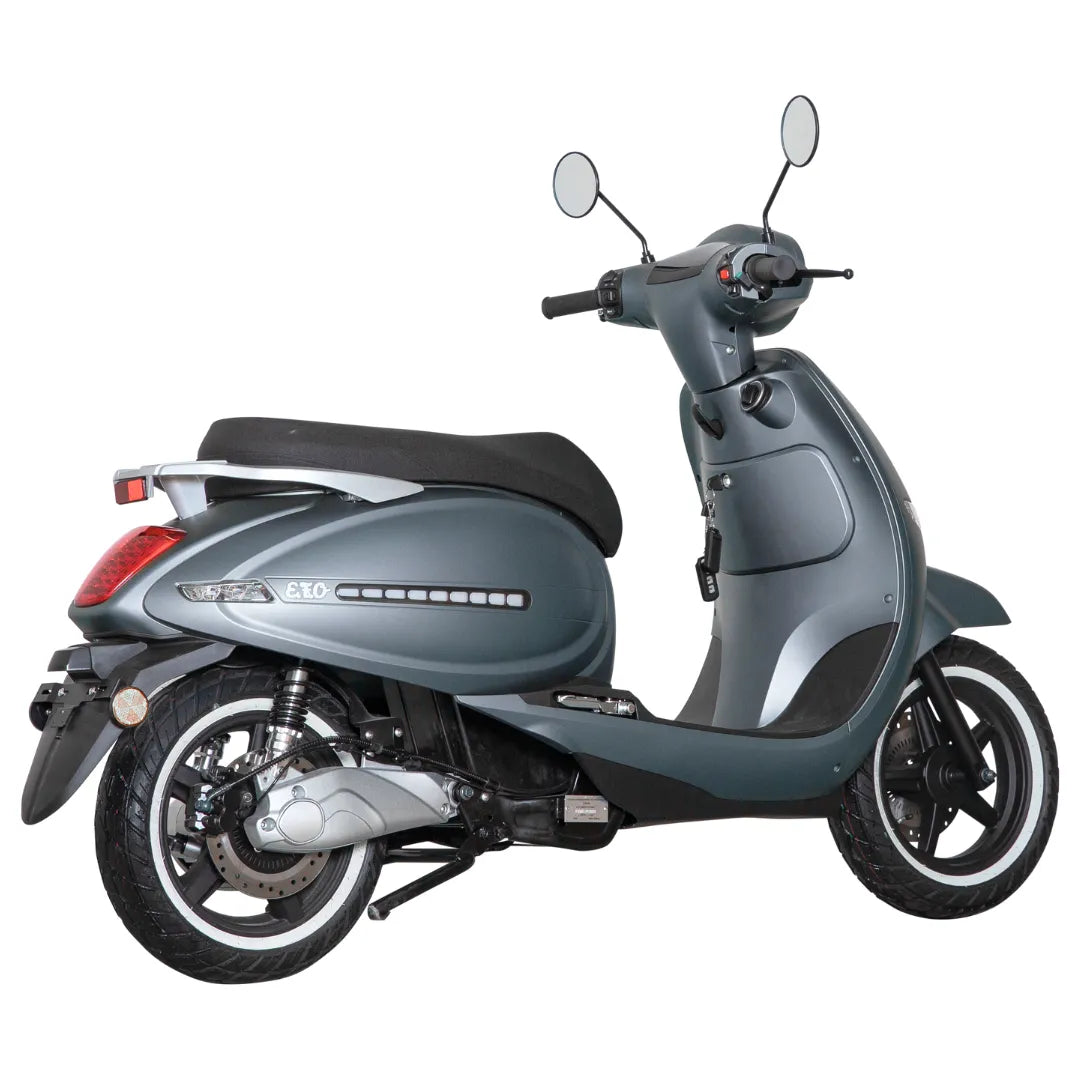 Električni skuter Efo Et5000 v elegantni sivi barvi, ki se ponaša z moderno obliko in udobnim sedenjem.