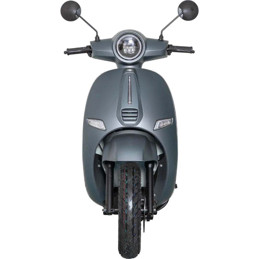 Sprednji pogled električnega skuterja Efo Et5000, ki se ponaša z elegantnim dizajnom in okroglo sprednjo lučjo.