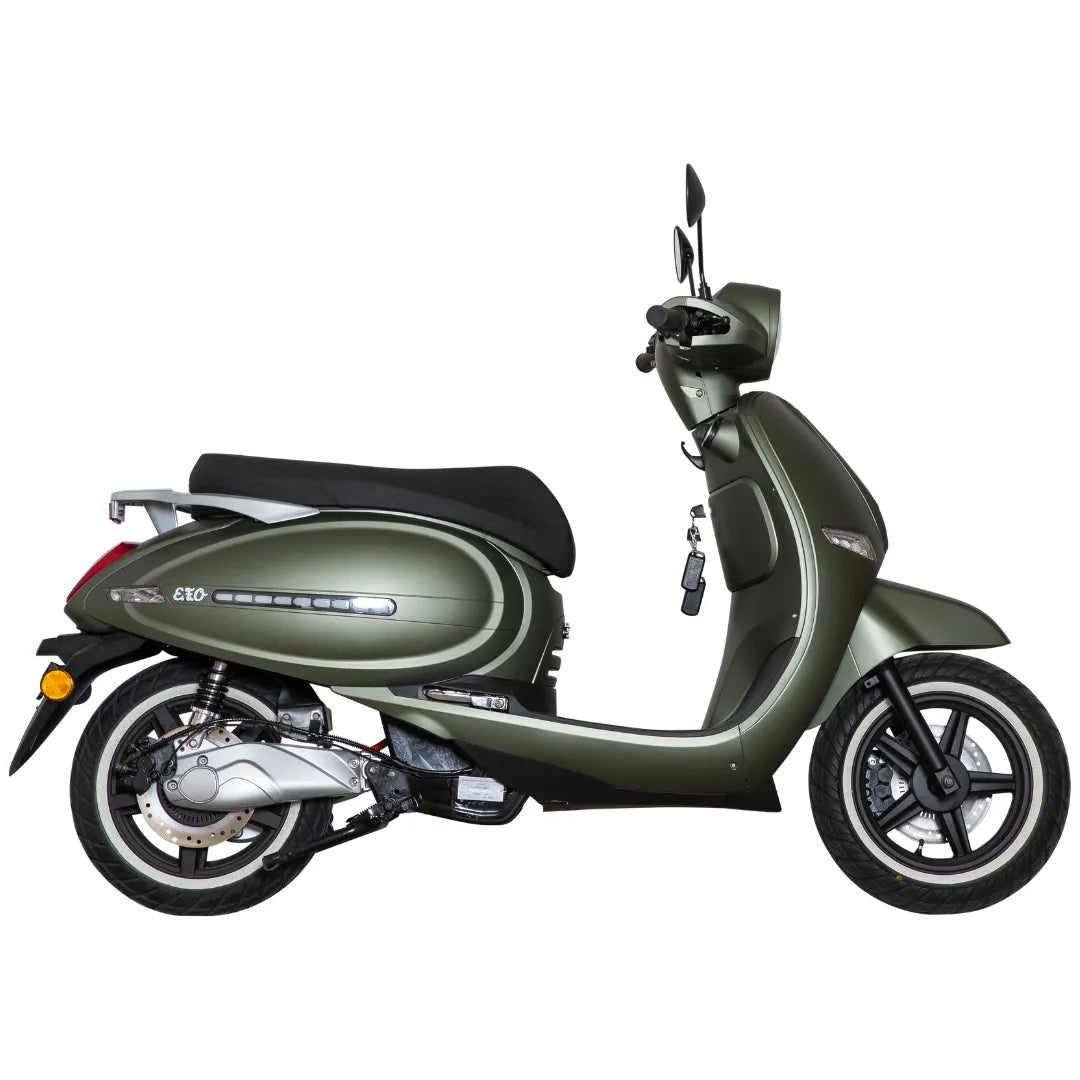 Električni skuter Efo Et5000 v zeleni barvi, z elegantno obliko in modernim slogom.