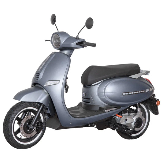 Električni skuter Efo Et5000 v elegantni sivi obliki, z udobnim sedežem in modernim slogom