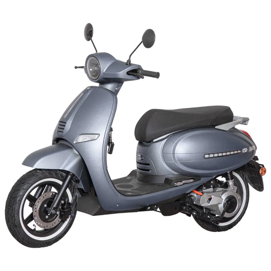 Električni skuter Efo Et5000 v elegantni sivi obliki, z udobnim sedežem in modernim slogom