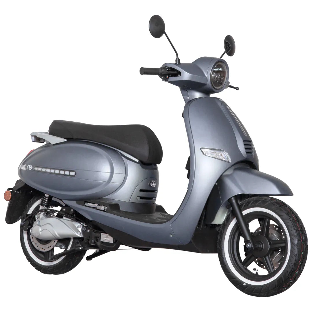 Električni skuter Efo Et5000 v elegantni sivi obliki, z udobnim sedežem in moderno obliko