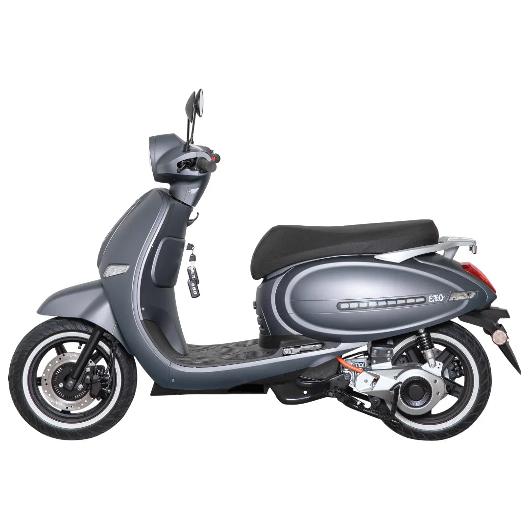Električni skuter Efo Et5000 v elegantni sivi obliki, ki prikazuje sodoben profil skuterja.