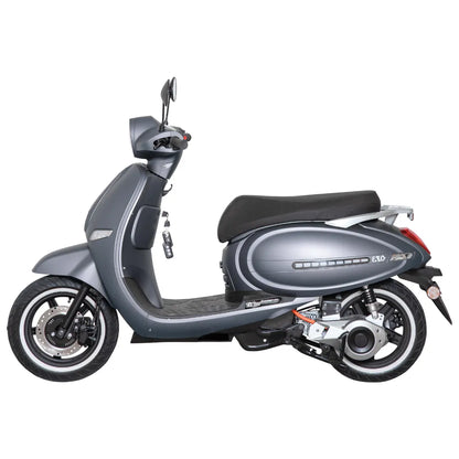 Električni skuter Efo Et5000 v elegantni sivi obliki, ki prikazuje sodoben profil skuterja.