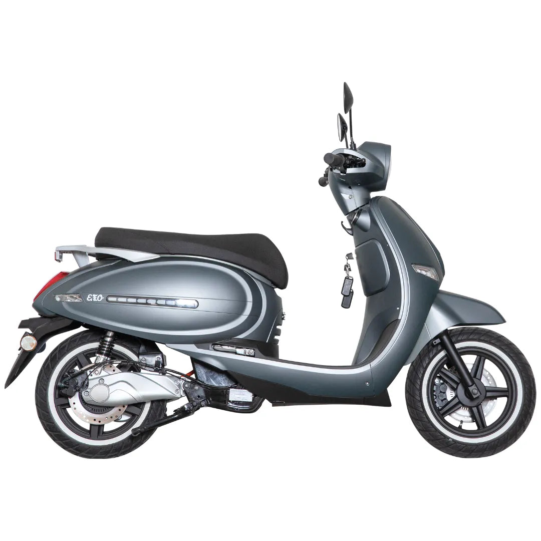 Električni skuter Efo Et5000 v elegantni sivi obliki, z udobnim sedežem in moderno obliko