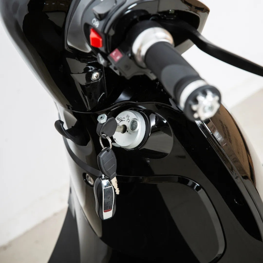 Od blizu posneto krmilo in reža za kontaktni ključ električnega skuterja Efo Et3000.