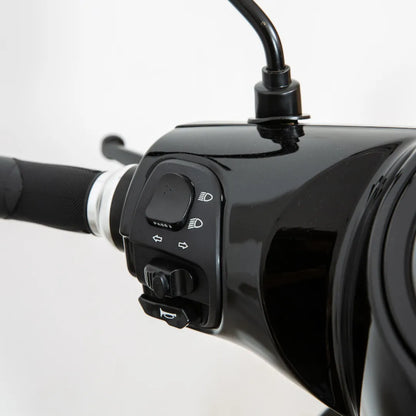 Od blizu posneto krmilo na električnem skuterju Efo Et3000.