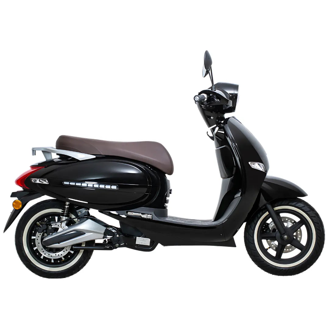 Stranski pogled elegantnega črnega električnega skuterja Efo Et3000 z rjavim sedežem.