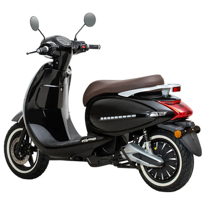 Električni skuter Efo Et3000 v elegantni črni barvi z rjavim sedežem, parkiran pod kotom.