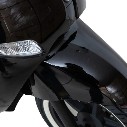 Od blizu posnet eleganten črn blatnik električnega skuterja Efo Et3000.