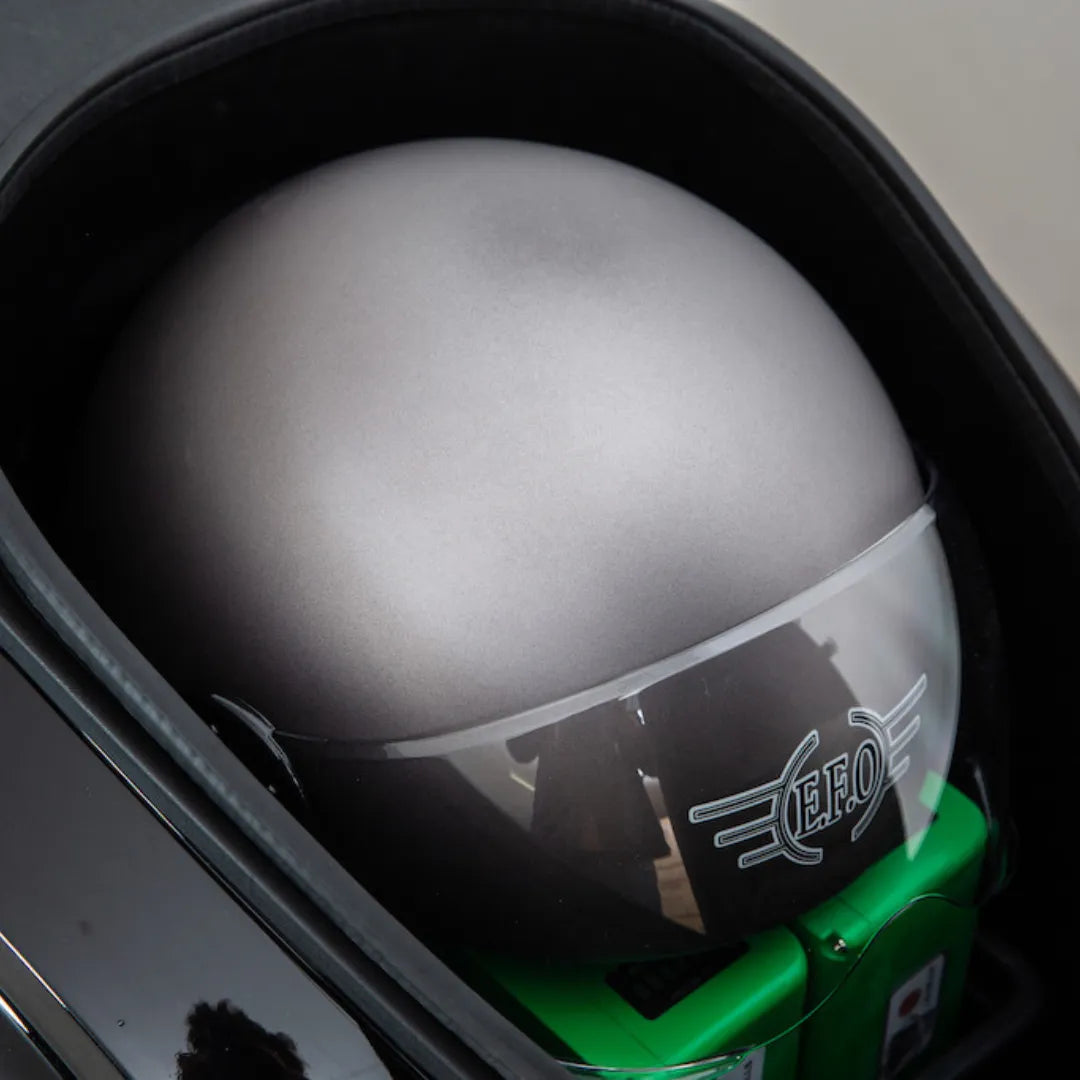 Posnetek od blizu čelade v shranjevalnem prostoru električnega skuterja Efo Et3000.