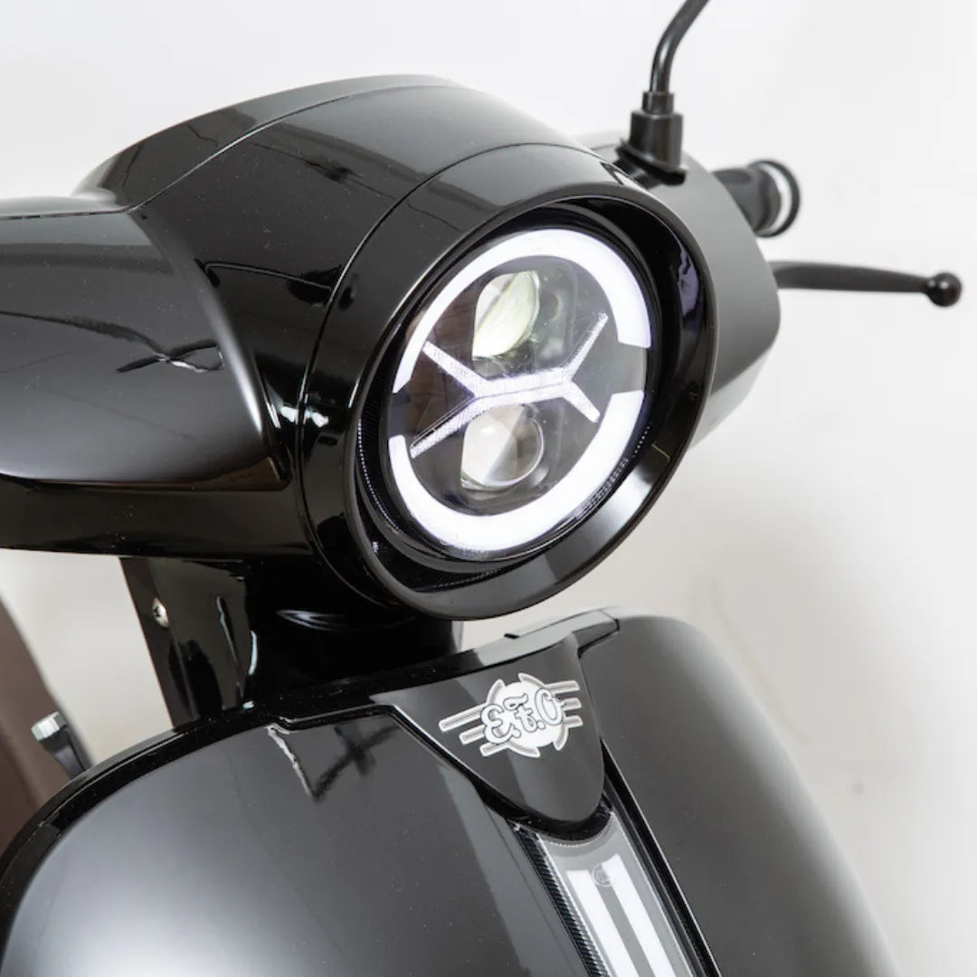 Od blizu posnet eleganten žaromet in krmilo električnega skuterja Efo Et3000.