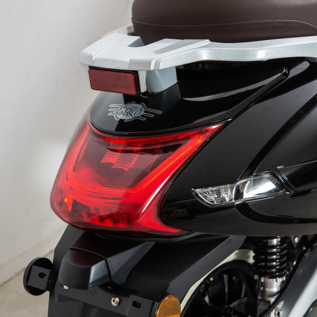 Od blizu posnet zadnji del luči in sedeža električnega skuterja Efo Et3000.