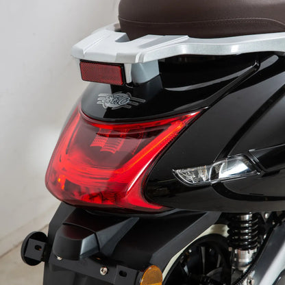 Od blizu posnet zadnji del luči in sedeža električnega skuterja Efo Et3000.