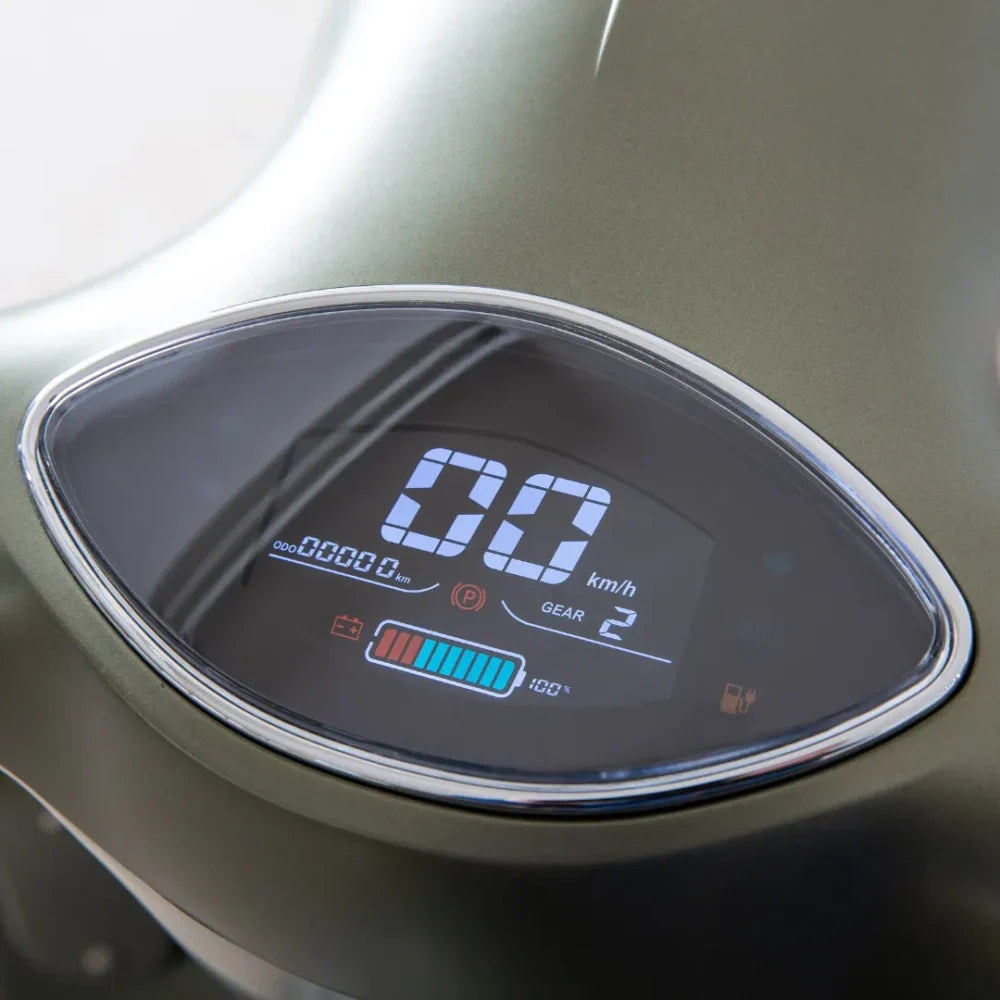 Posnetek od blizu armaturne plošče, ki prikazuje hitrost in prestavo na električnem skuterju Efo Ev3000.