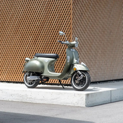 Eleganten električni skuter Efo Ev3000 parkiran ob steni z lesenimi letvicami.