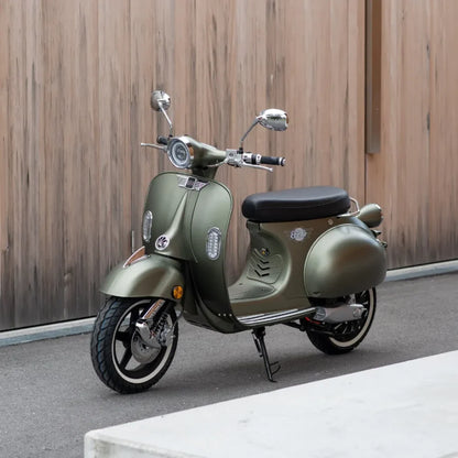 Električni skuter Efo Ev3000 v olivno zeleni barvi, parkiran ob leseni steni.