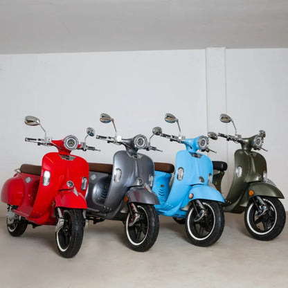 Trije modeli električnega skuterja Efo Ev3000 v rdeči, sivi, modri in zeleni barvi, postavljeni v vrsto.