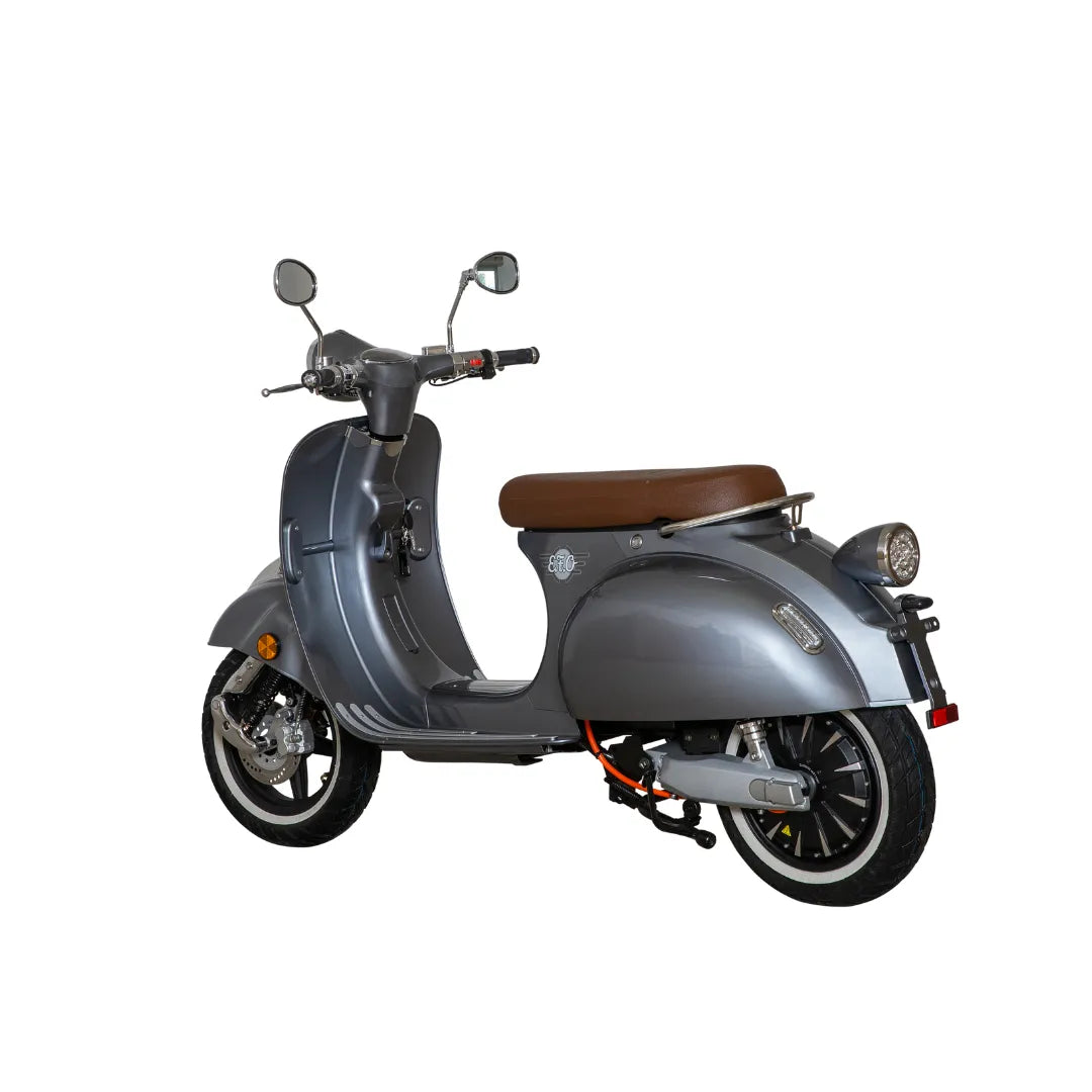 Električni skuter Efo Ev3000 v elegantni srebrni barvi z rjavim sedežem in retro dizajnom.