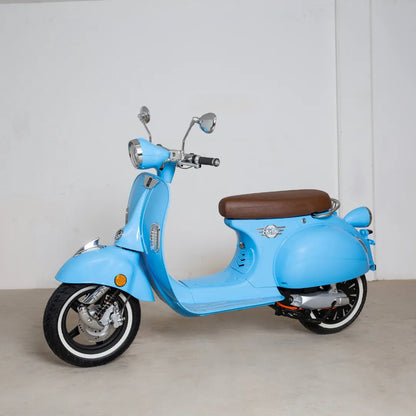 Električni skuter Efo Ev3000 v svetlo modri barvi z rjavim sedežem, postavljen na enostavno ozadje.