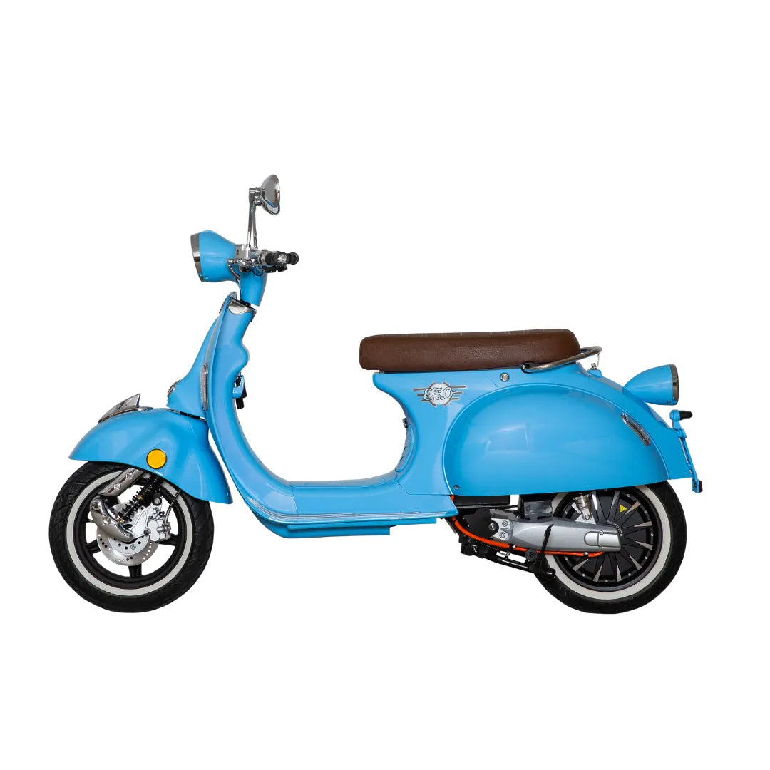 Električni skuter Efo Ev3000 v svetlo modri barvi z retro dizajnom in rjavim sedežem.