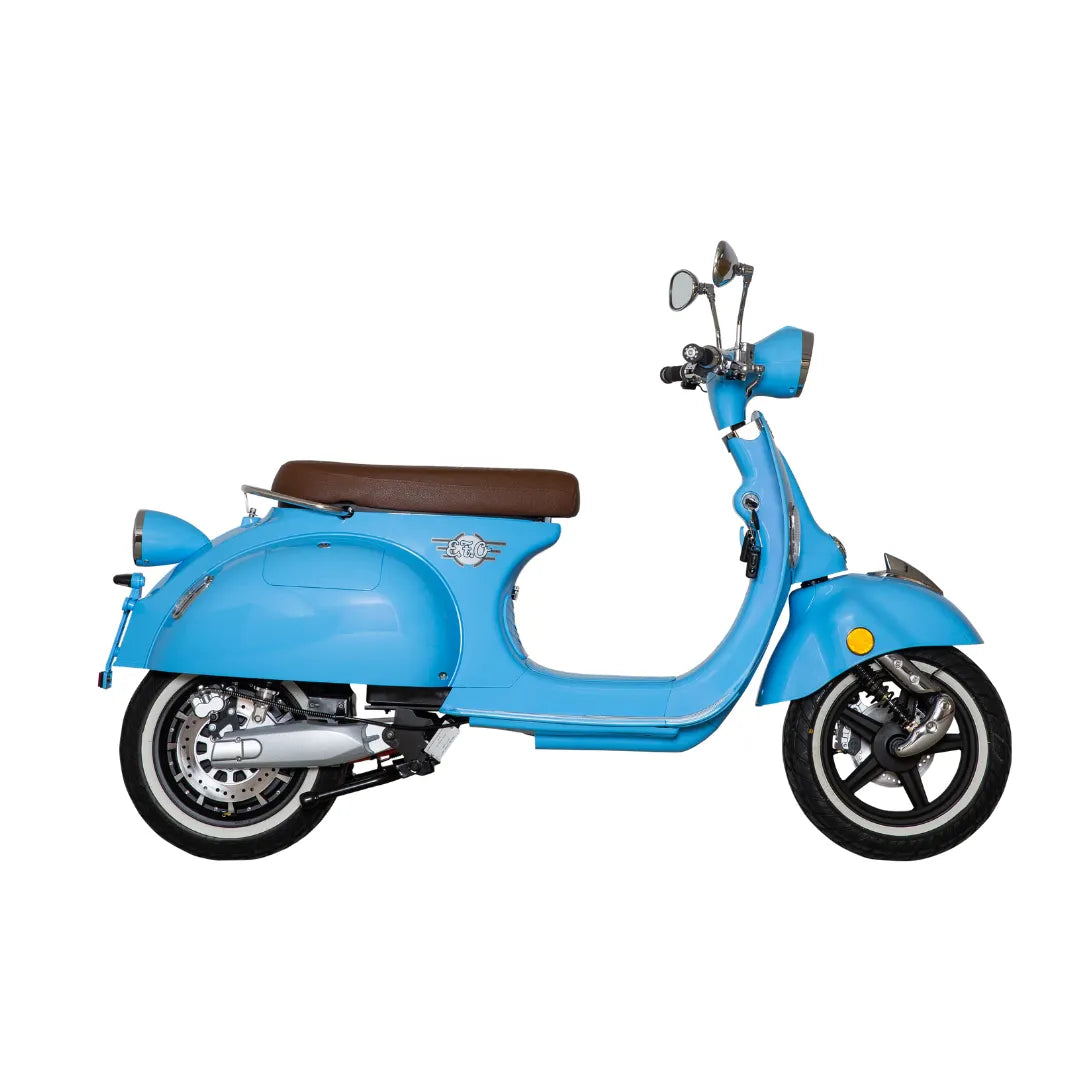 Moder električni skuter Efo Ev3000 z rjavim sedežem, parkiran s strani.