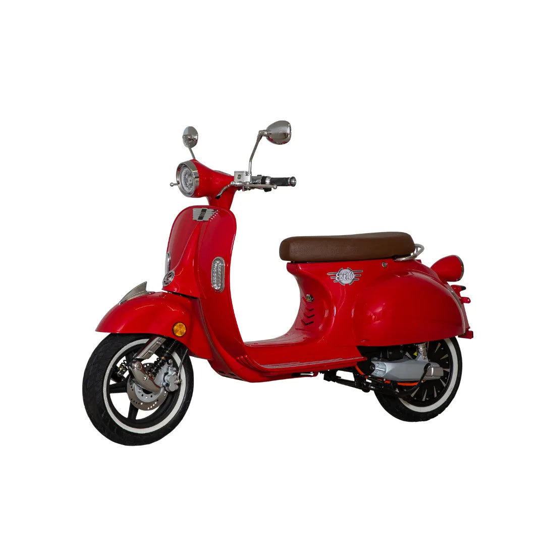 Rdeči električni skuter Efo Ev3000 z retro dizajnom in rjavim sedežem.