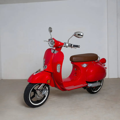 Rdeči električni skuter Efo Ev3000 z retro dizajnom, z rjavim sedežem in kromiranimi detajli.