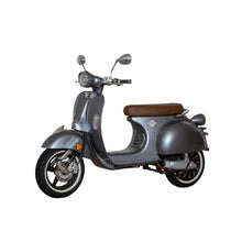 Eleganten siv električni skuter Efo Ev3000 z rjavim sedežem in moderno obliko.