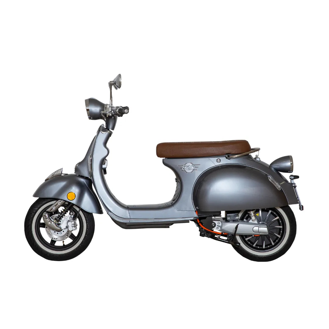 Električni skuter Efo Ev3000 v elegantni srebrni barvi z rjavim sedežem, ki prikazuje vintage dizajn.