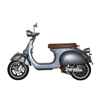 Električni skuter Efo Ev3000 v elegantni srebrni barvi z rjavim sedežem, ki prikazuje vintage dizajn.