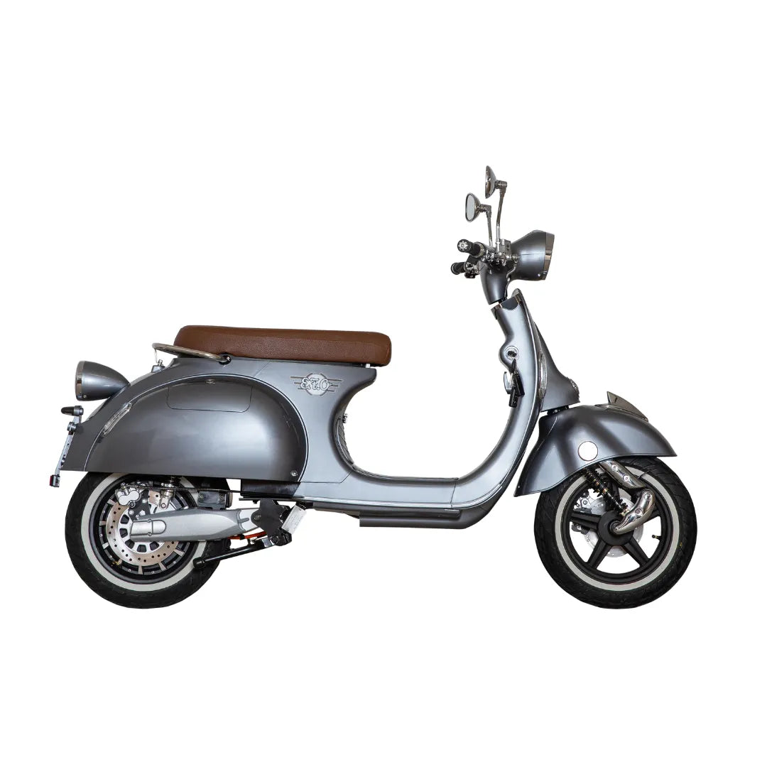 Stranski pogled elegantnega srebrnega električnega skuterja Efo Ev3000 z rjavim sedežem.