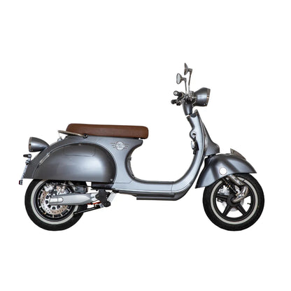 Stranski pogled elegantnega srebrnega električnega skuterja Efo Ev3000 z rjavim sedežem.