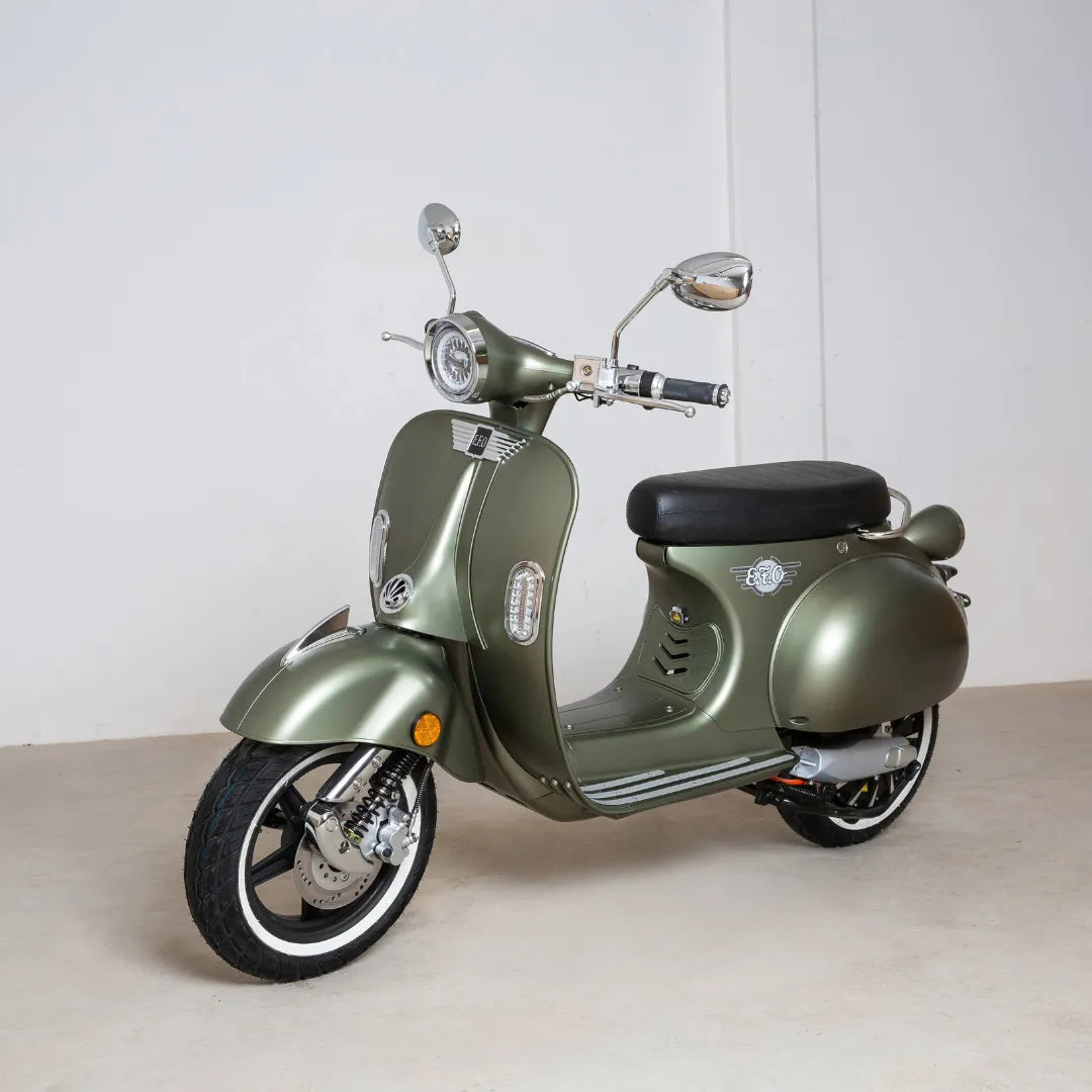 Električni skuter Efo Ev3000 v olivno zeleni barvi, parkiran na nevtralnem ozadju.