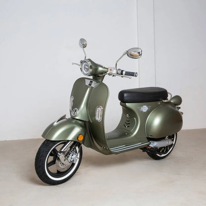 Električni skuter Efo Ev3000 v olivno zeleni barvi, parkiran na nevtralnem ozadju.