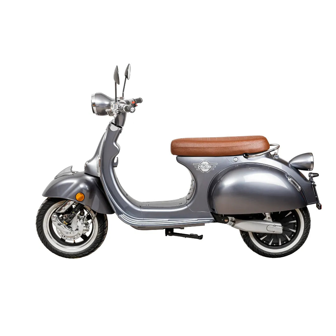 Električni skuter Efo Ev4000 v elegantni sivi barvi z rjavim sedežem, stranski pogled.