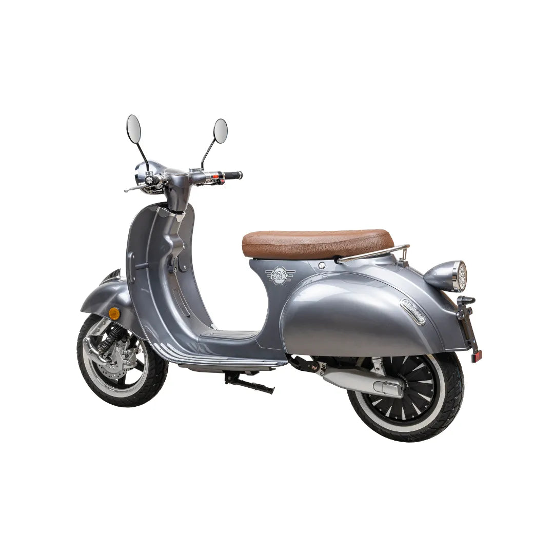 Električni skuter Efo Ev4000 v elegantni srebrni barvi z rjavim sedežem, ki prikazuje retro dizajn.
