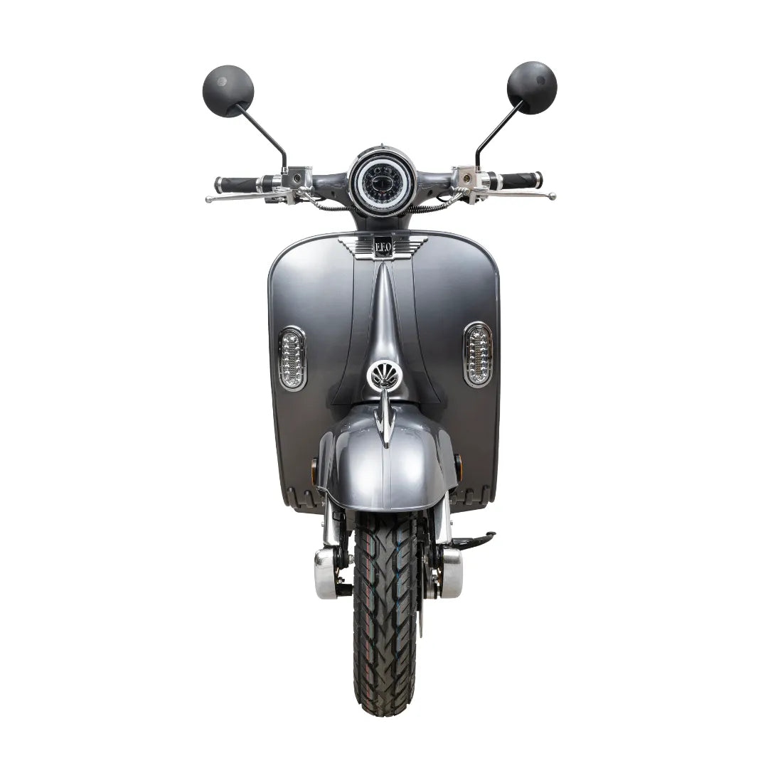 Sprednji pogled električnega skuterja Efo Ev4000, ki prikazuje njegovo elegantno obliko in lastnosti.