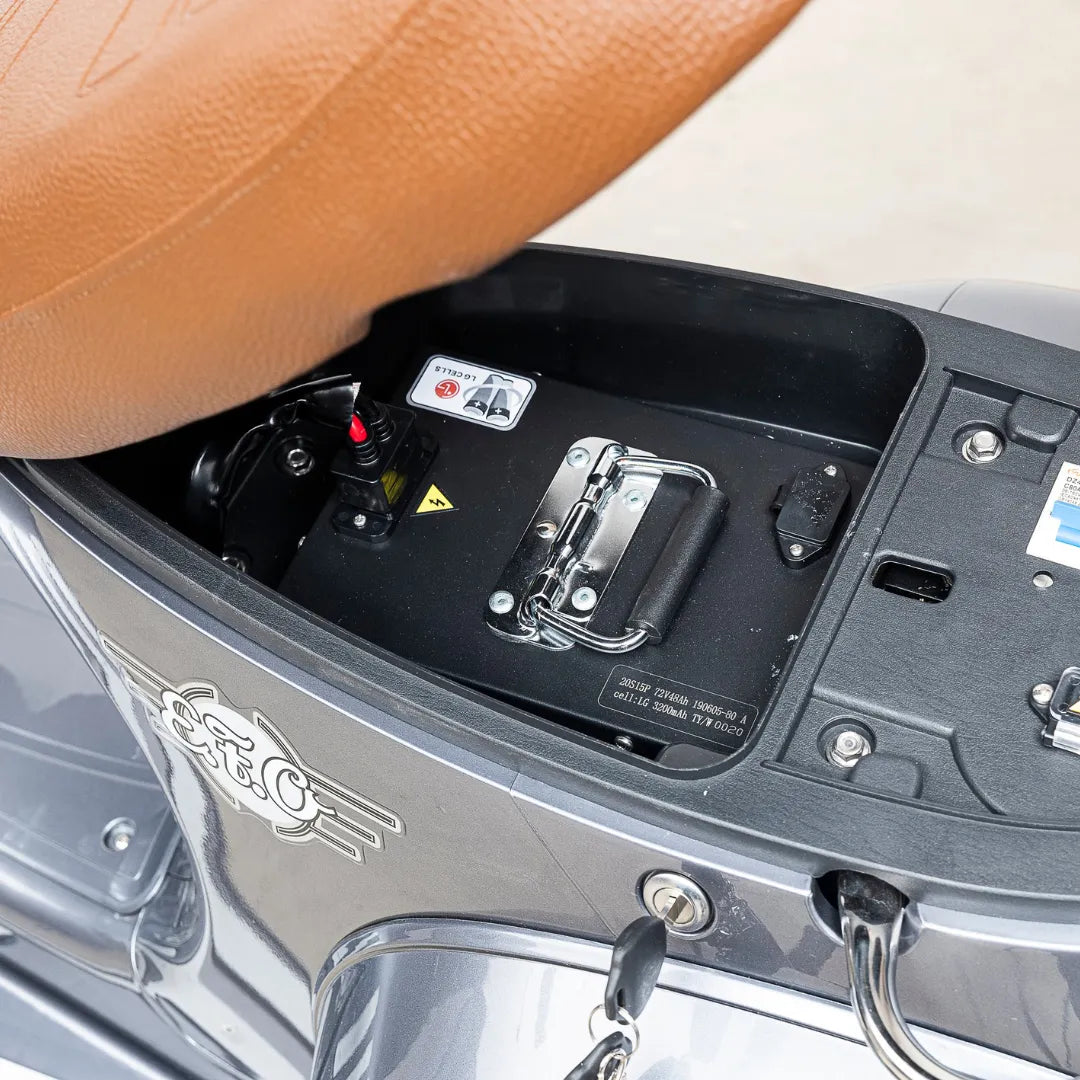 Od blizu posnet predal za shranjevanje in upravljalniki električnega skuterja Efo Ev4000.