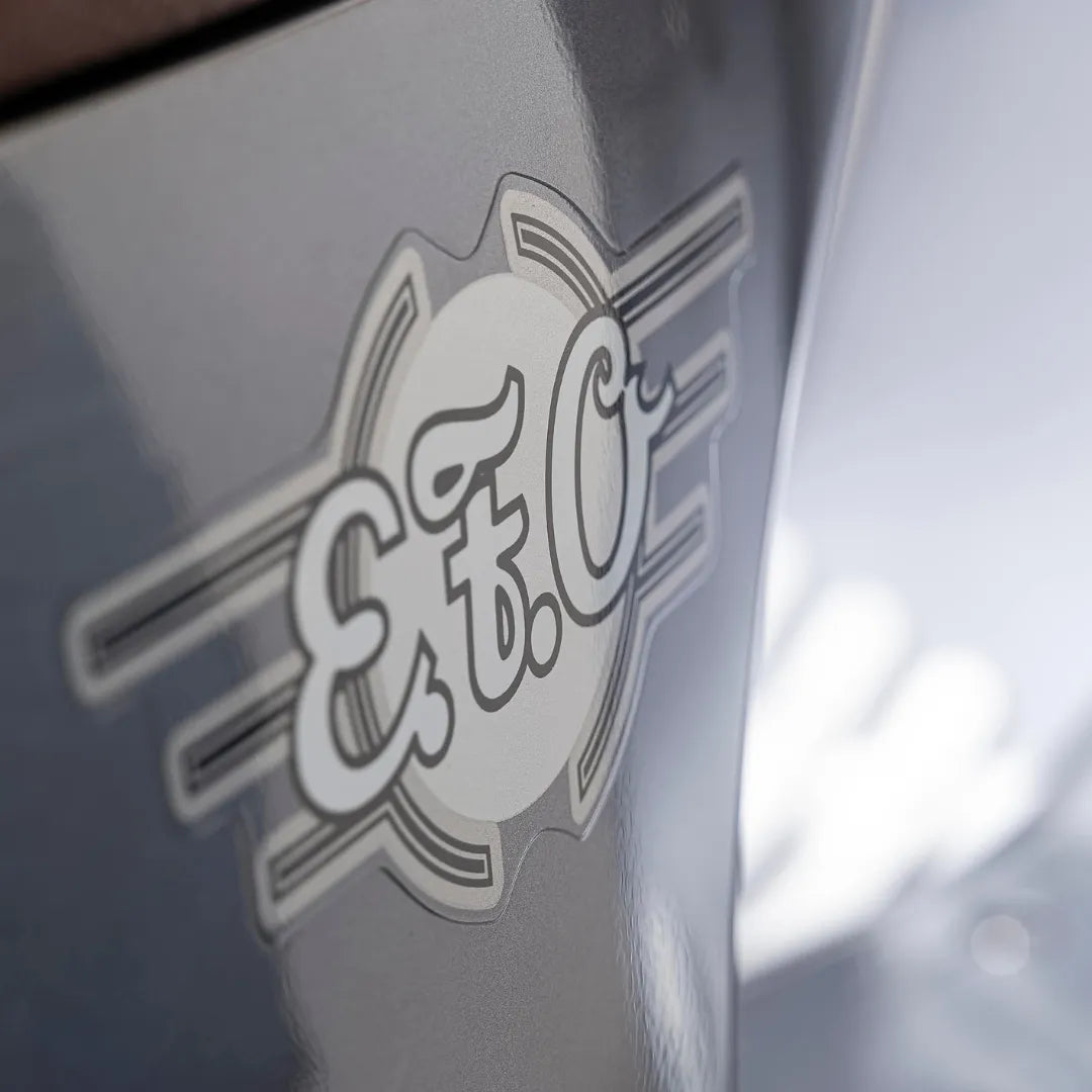 Od blizu logotip na električnem skuterju Efo Ev4000, ki prikazuje njegovo elegantno obliko.