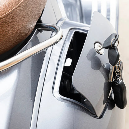 Od blizu posneto ključavnico in priključek za polnjenje električnega skuterja Efo Ev4000.