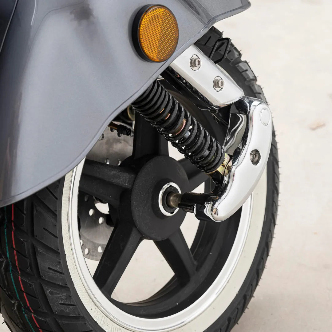 Od blizu zadnje kolo in vzmetenje električnega skuterja Efo Ev4000.