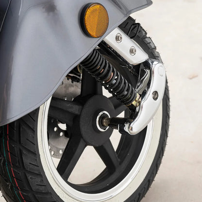 Od blizu zadnje kolo in vzmetenje električnega skuterja Efo Ev4000.