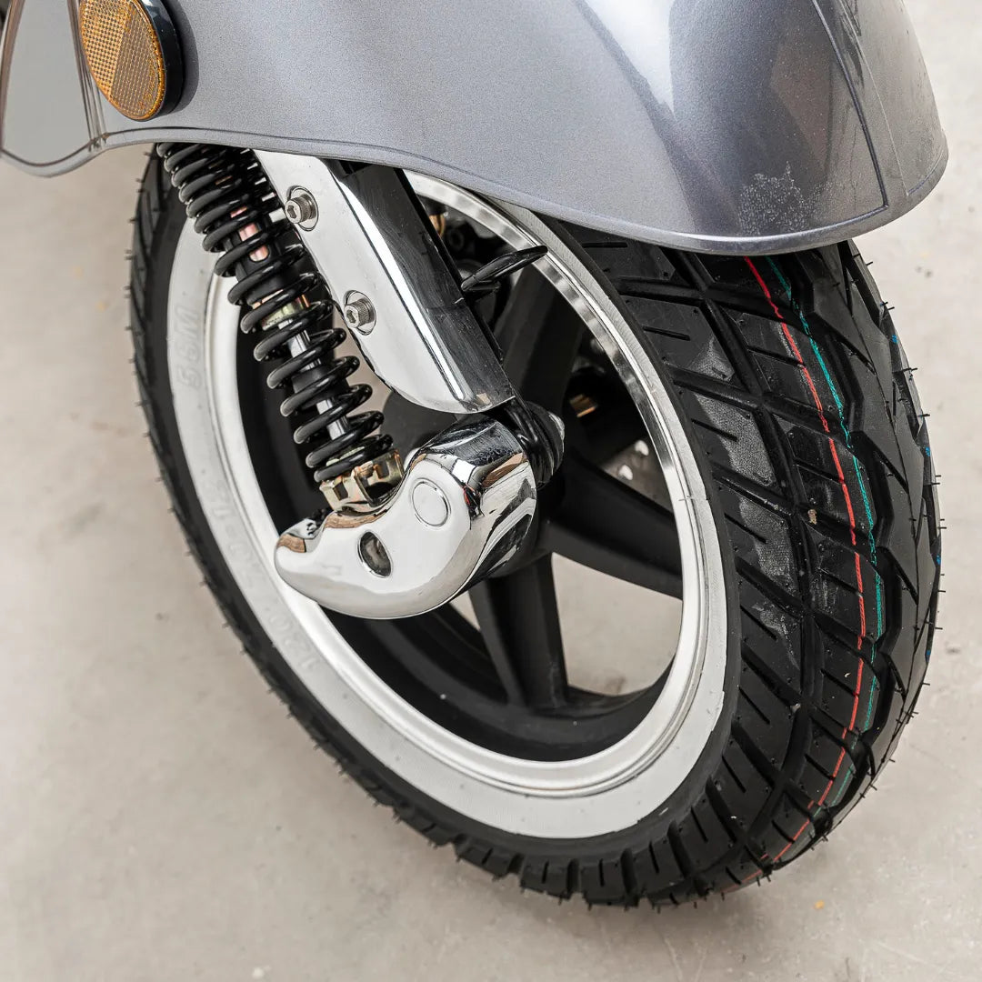 Od blizu prikazano sprednje kolo in pnevmatika električnega skuterja Efo Ev4000.