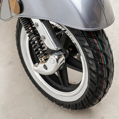 Od blizu prikazano sprednje kolo in pnevmatika električnega skuterja Efo Ev4000.