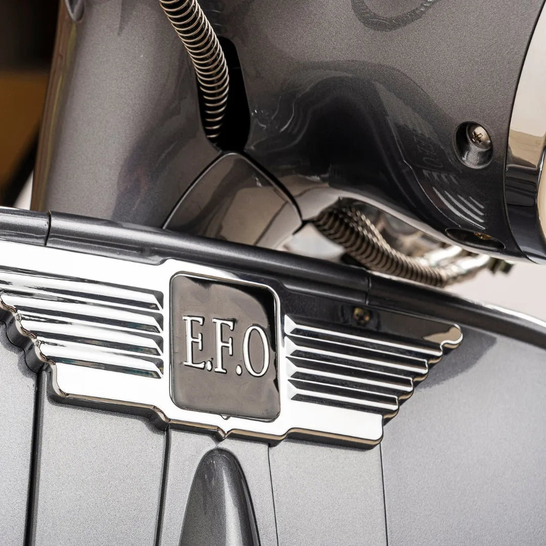 Od blizu posnet logotip E.F.O. na električnem skuterju Efo Ev4000.