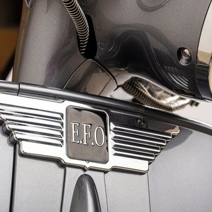 Od blizu posnet logotip E.F.O. na električnem skuterju Efo Ev4000.