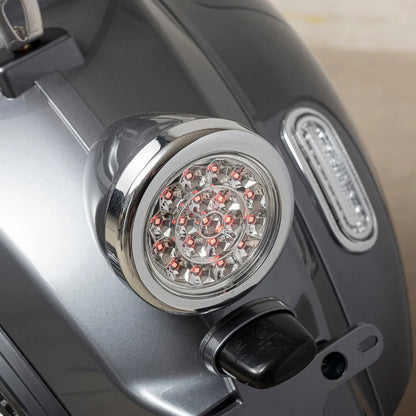 Od blizu posnet elegantni LED žaromet in kromirani detajli električnega skuterja Efo Ev4000.