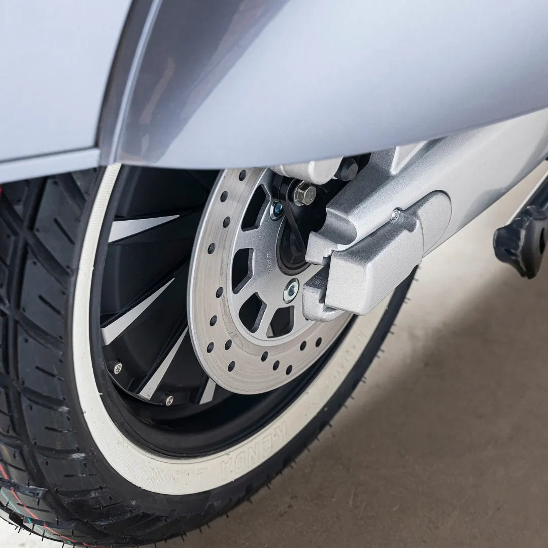 Od blizu prikazano kolo in zavorni sistem električnega skuterja Efo Ev4000.