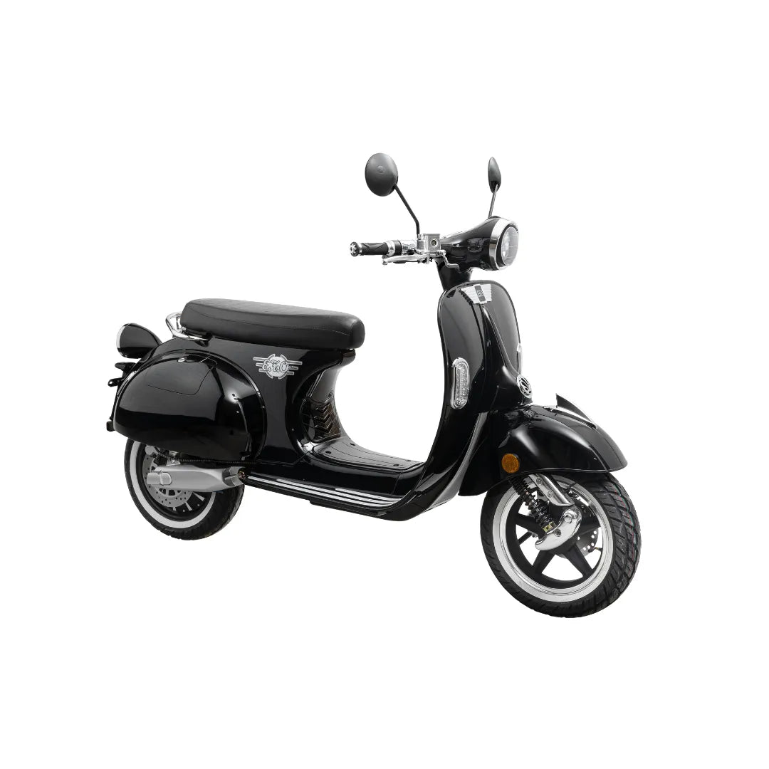 Eleganten črn električni skuter Efo Ev4000 parkiran, izpostavlja svoj retro dizajn in moderne funkcije